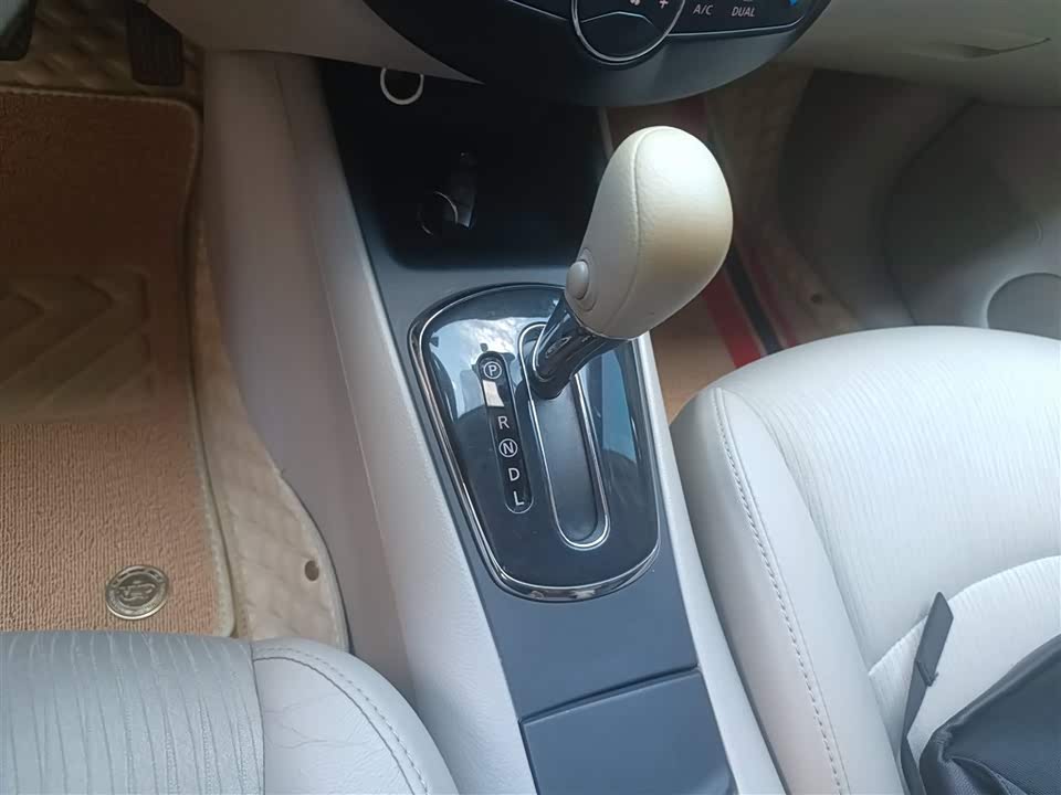 Nissan TIIDA Nissan TIIDA
