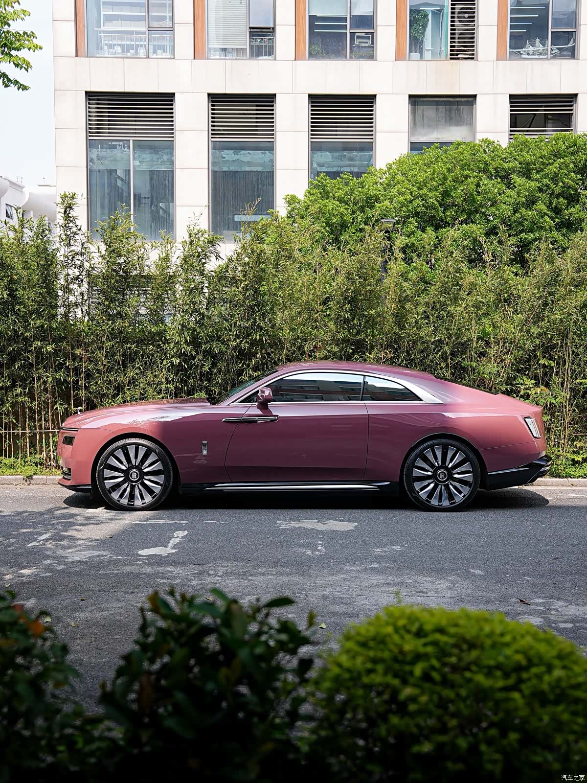Rolls-Royce Spectre, 2025 3