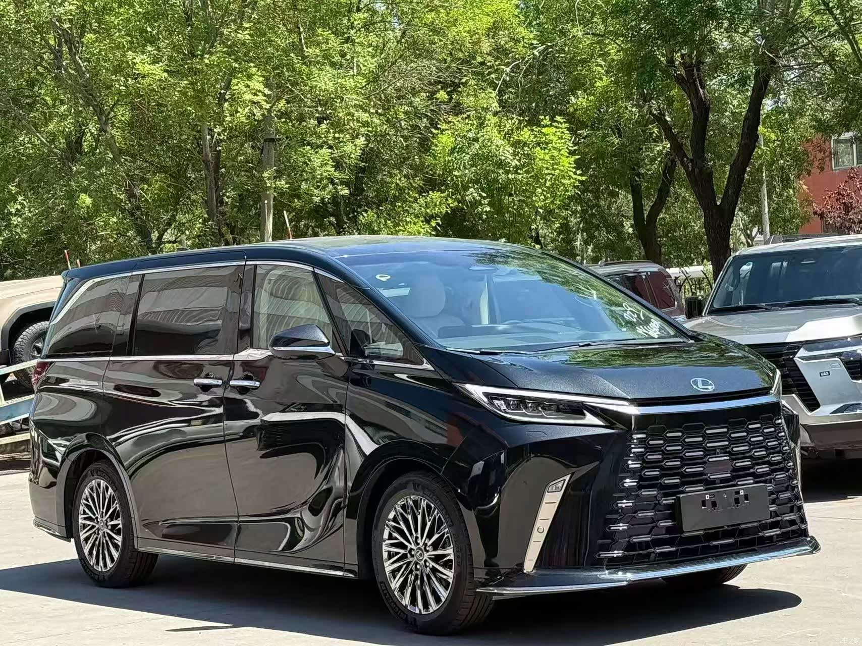 Lexus LM, 2025 3