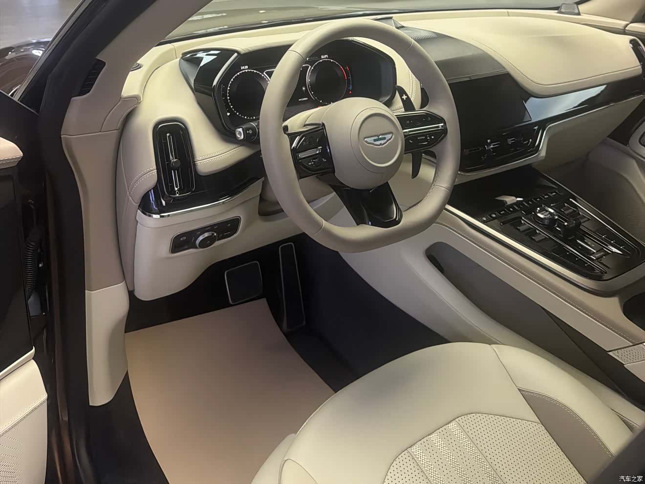 Aston Martin DBX, 2025 8