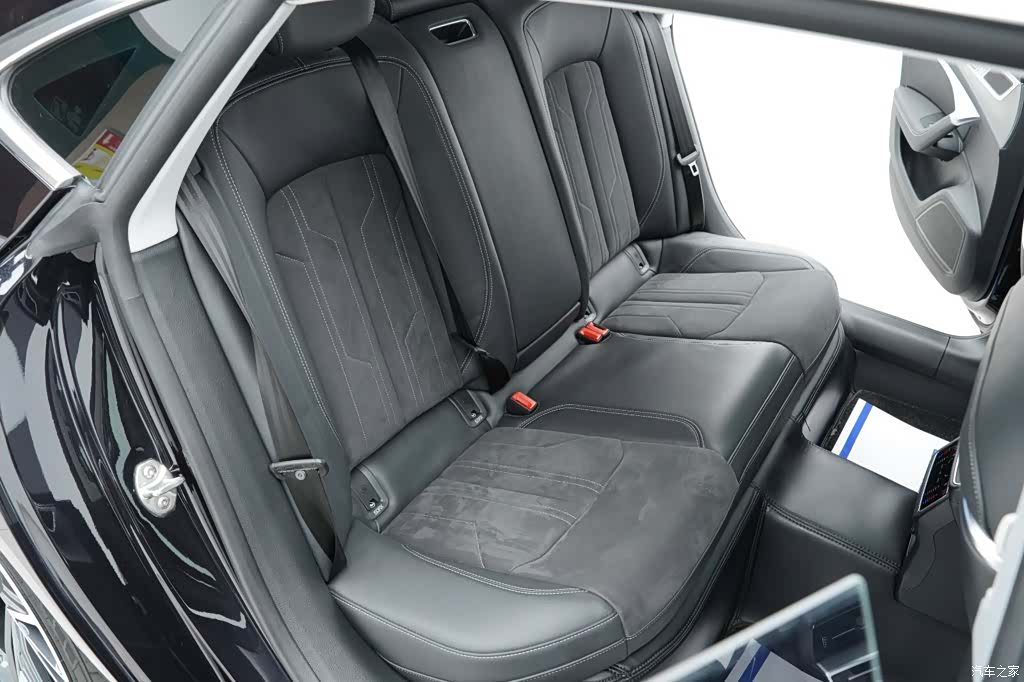 Audi A7L, 2024 14