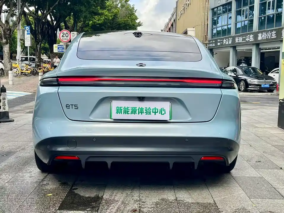 NIO ET5