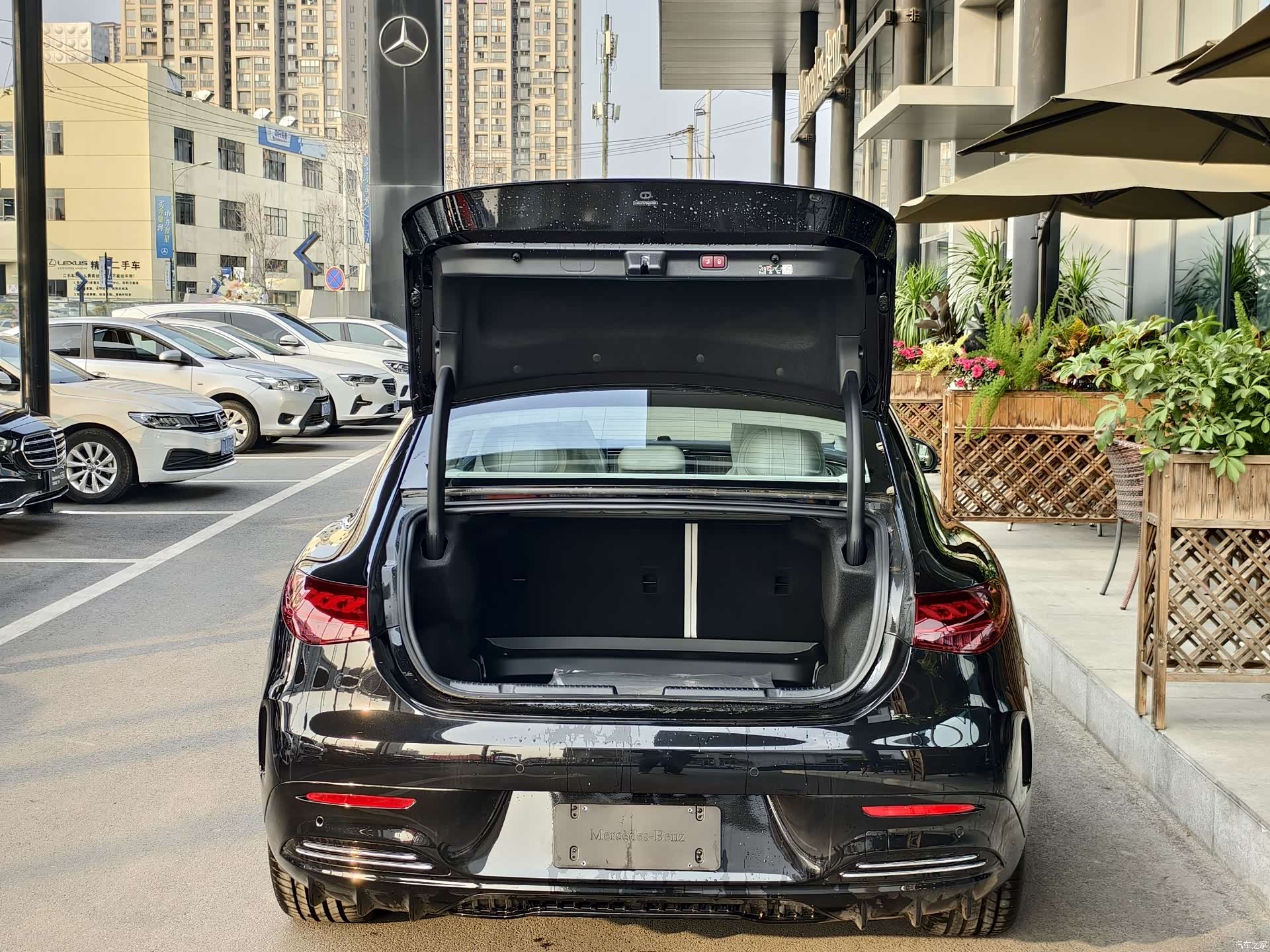 Mercedes-Benz EQE, 2025 11