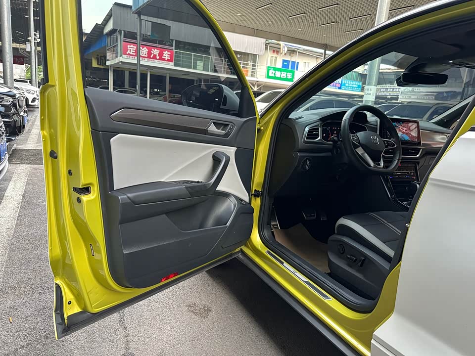 Volkswagen T-ROC exploring Songs
