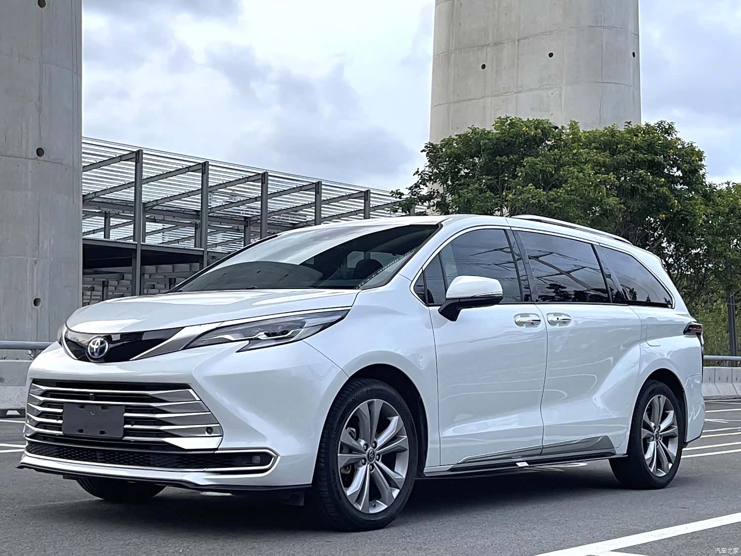 Toyota Sienna, 2024 1