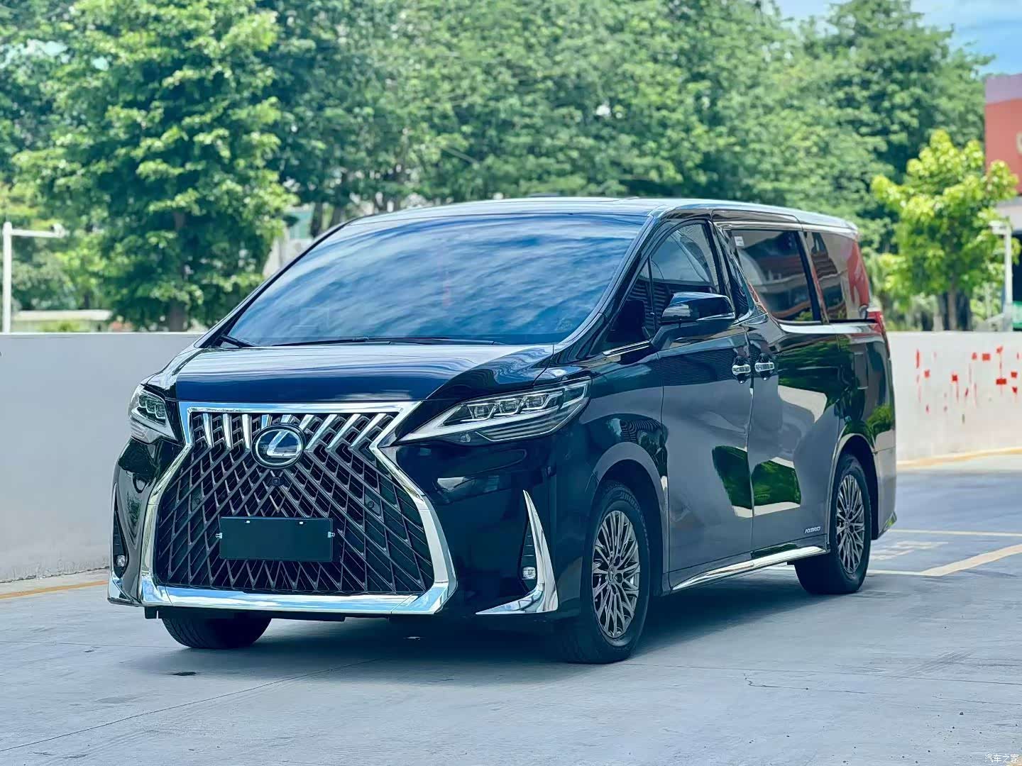 Lexus LM, 2023 1