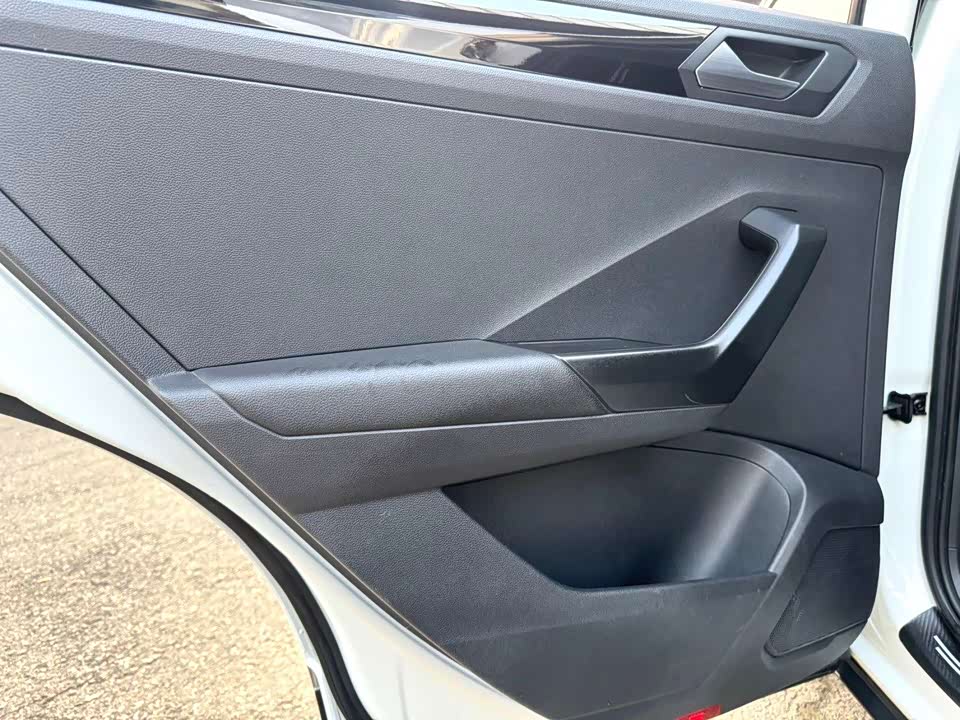 Volkswagen T-ROC exploring Songs