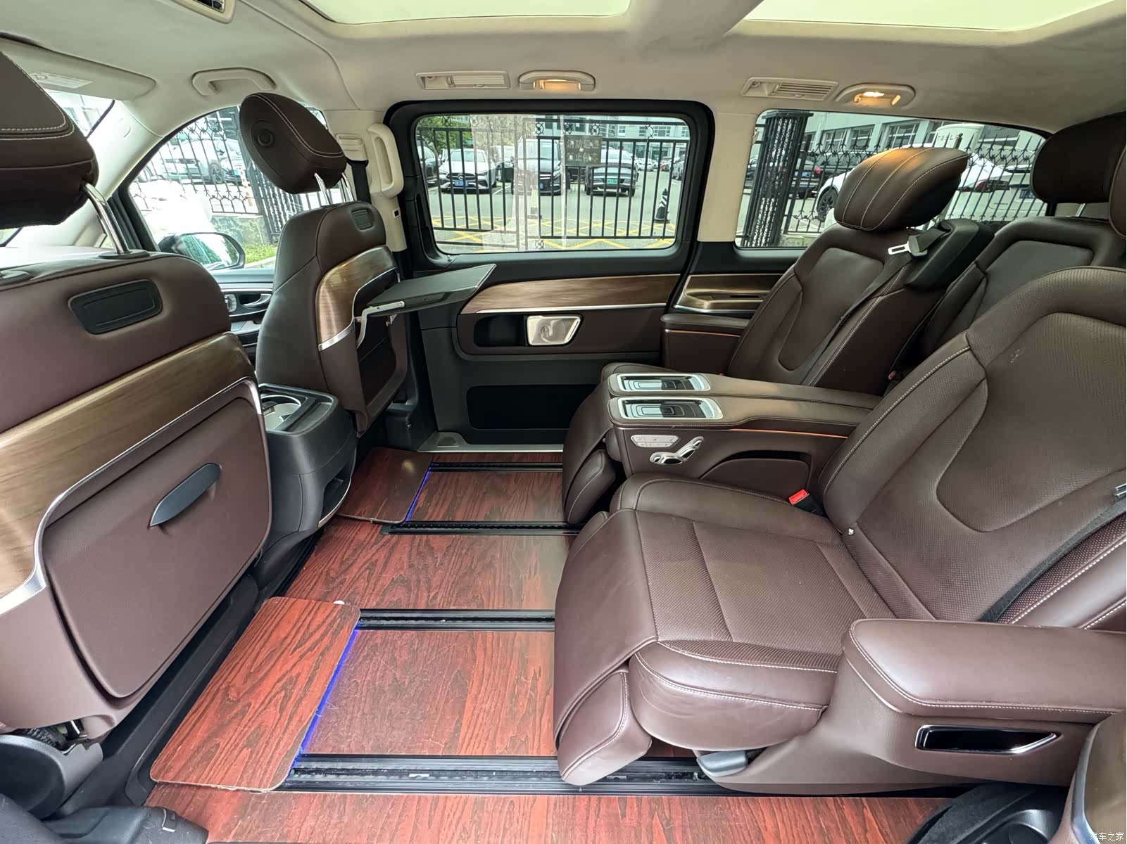Mercedes-Benz V-Class, 2023 13