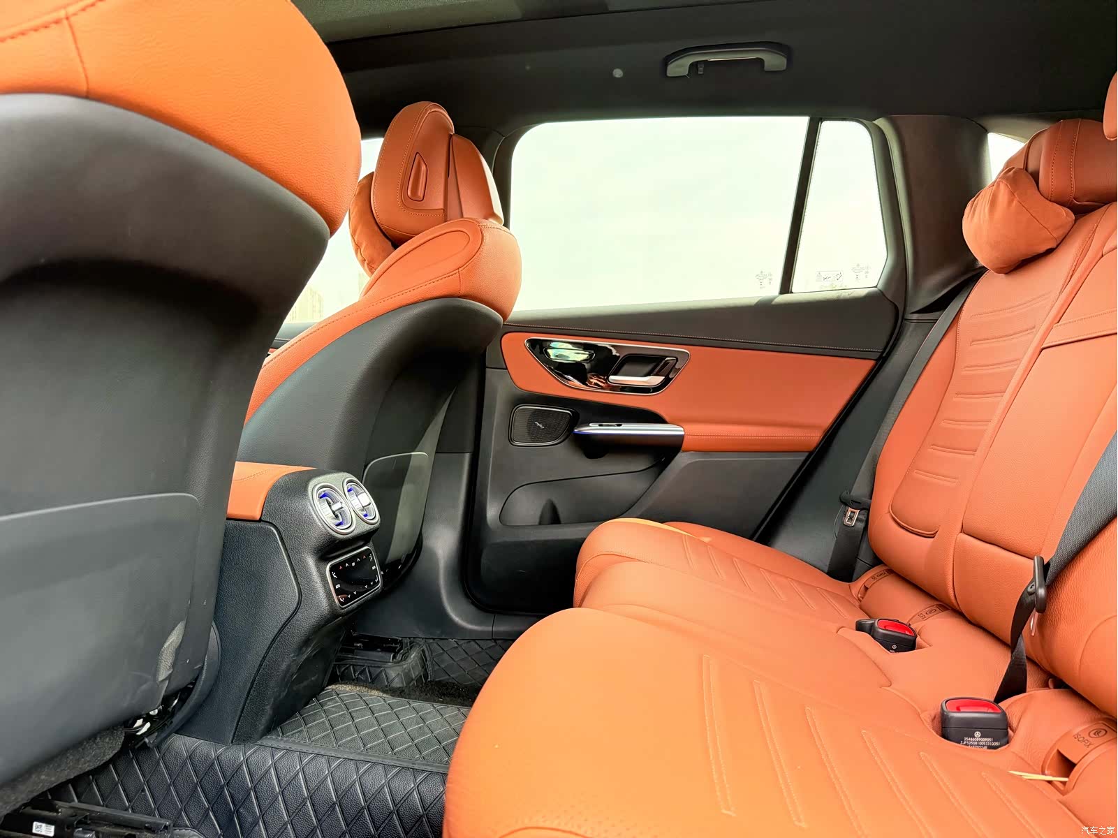 Mercedes-Benz GLC, 2025 12