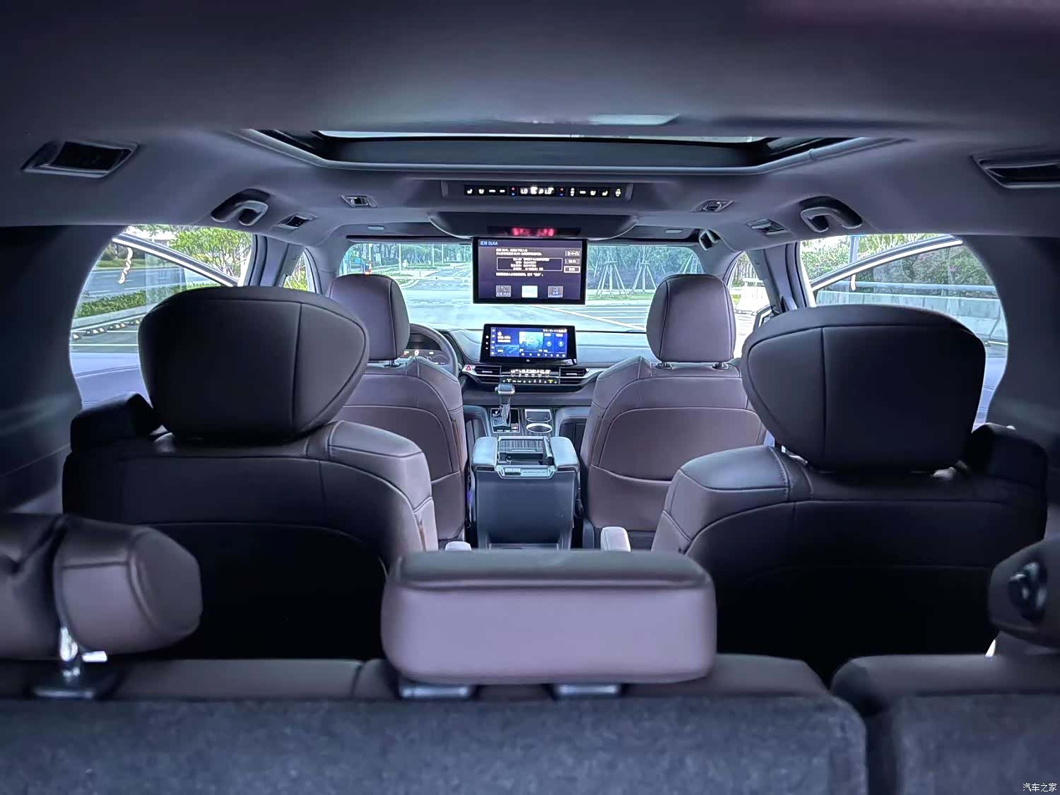 Toyota Sienna, 2024 11