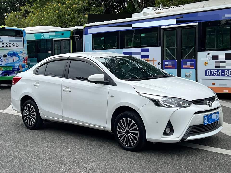 Toyota YARiS L to enjoy