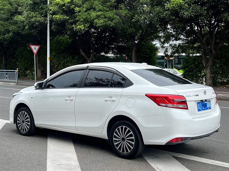 Toyota YARiS L to enjoy