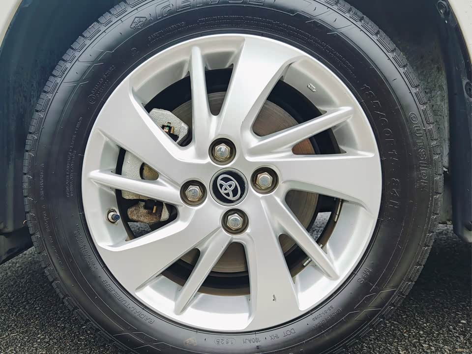 Toyota YARiS L to enjoy