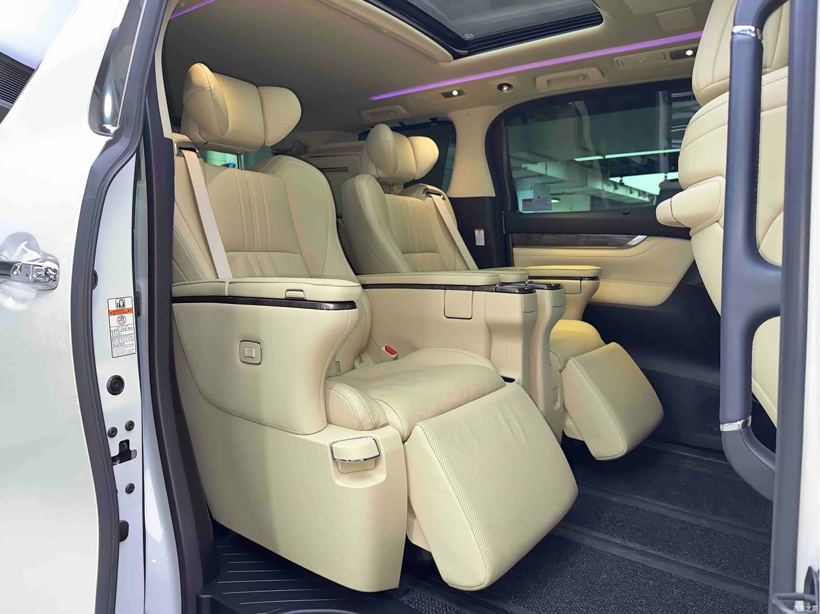 Toyota Vellfire, 2022 22