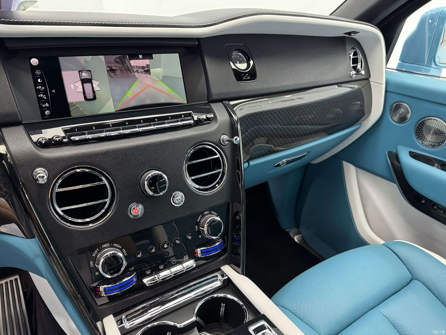 Rolls-Royce Cullinan, 2022 15