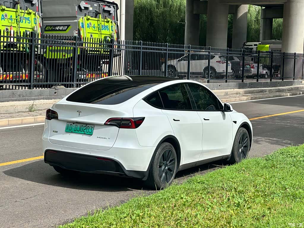 Tesla Model Y, 2024 13