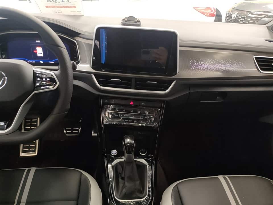 Volkswagen T-ROC exploring Songs