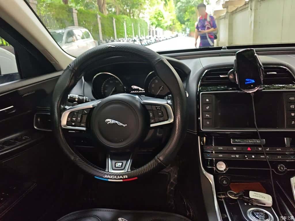 Jaguar XE, 2016 3