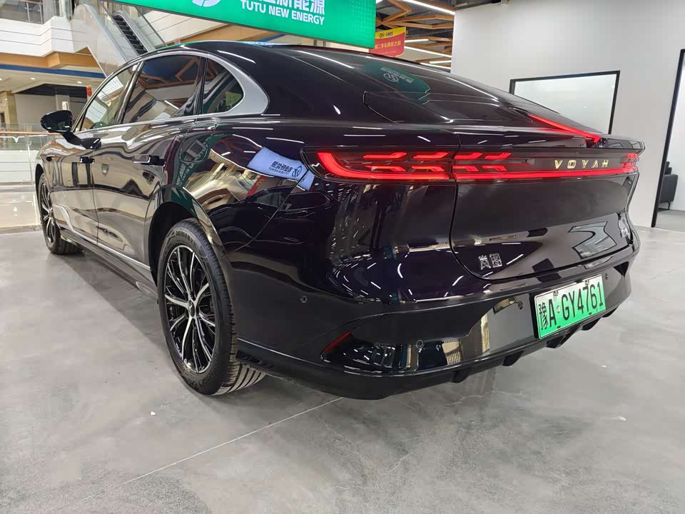 VOYAH Lantu chasing light