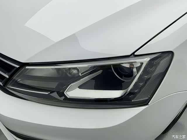 Volkswagen Sagitar, 2015 16