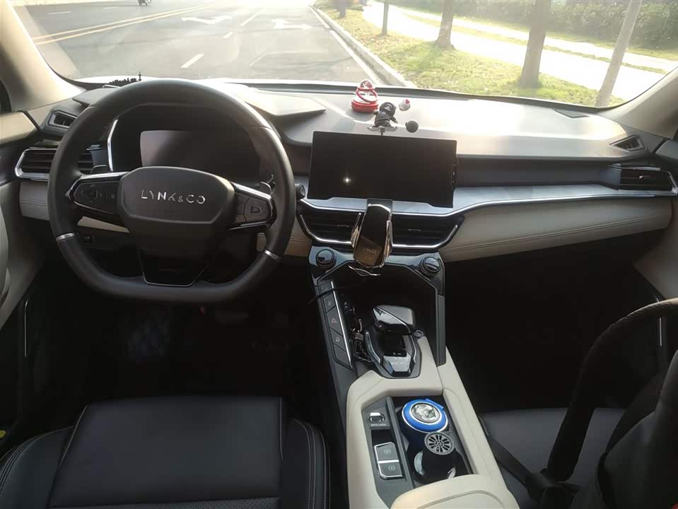 Lynk & Co 06