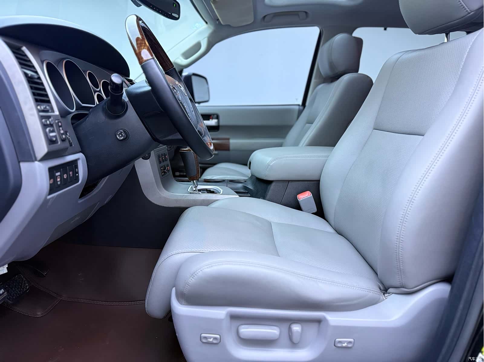 Toyota Sequoia, 2011 6