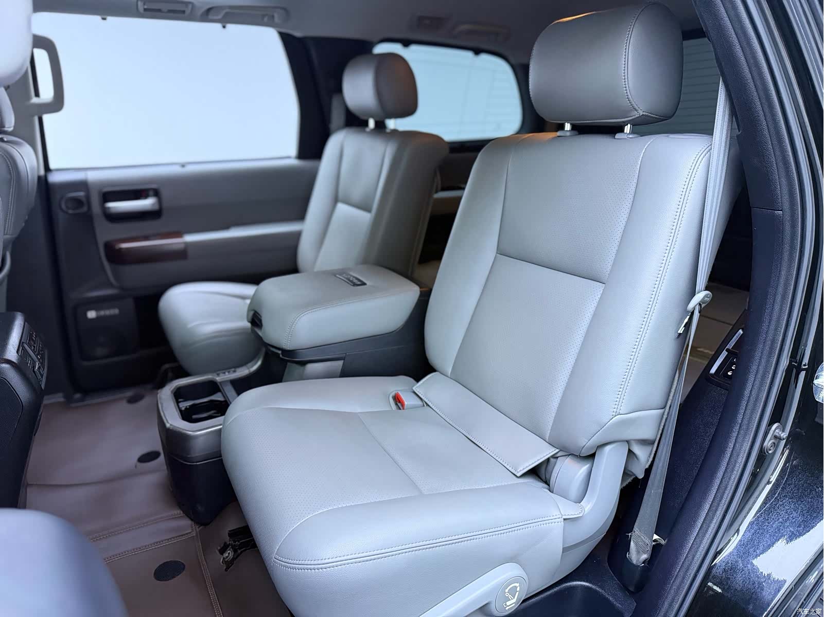 Toyota Sequoia, 2011 15
