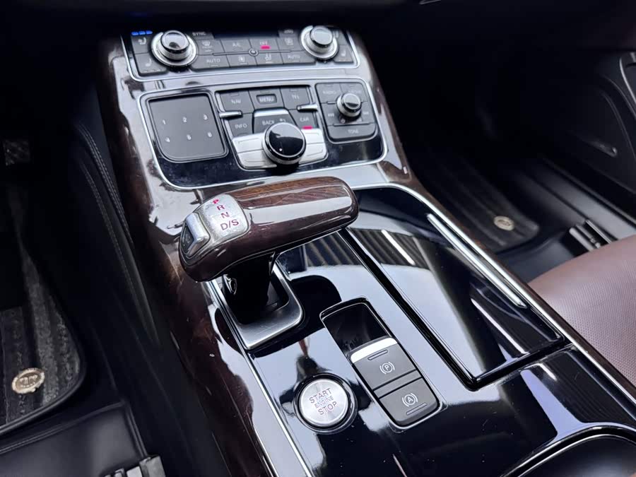 Audi A8 2014, фото 16