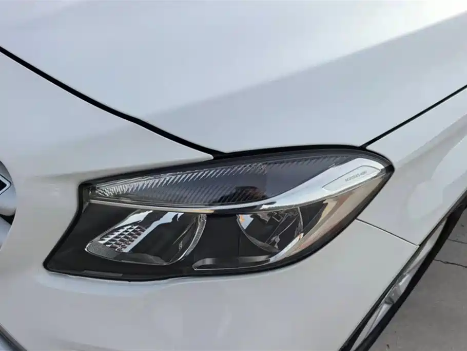 Mercedes-Benz GLA Mercedes-Benz GLA