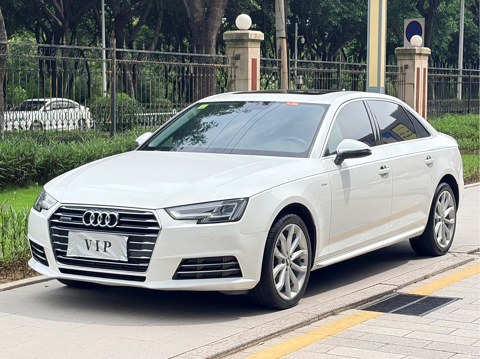 Audi A4L, 2016 1