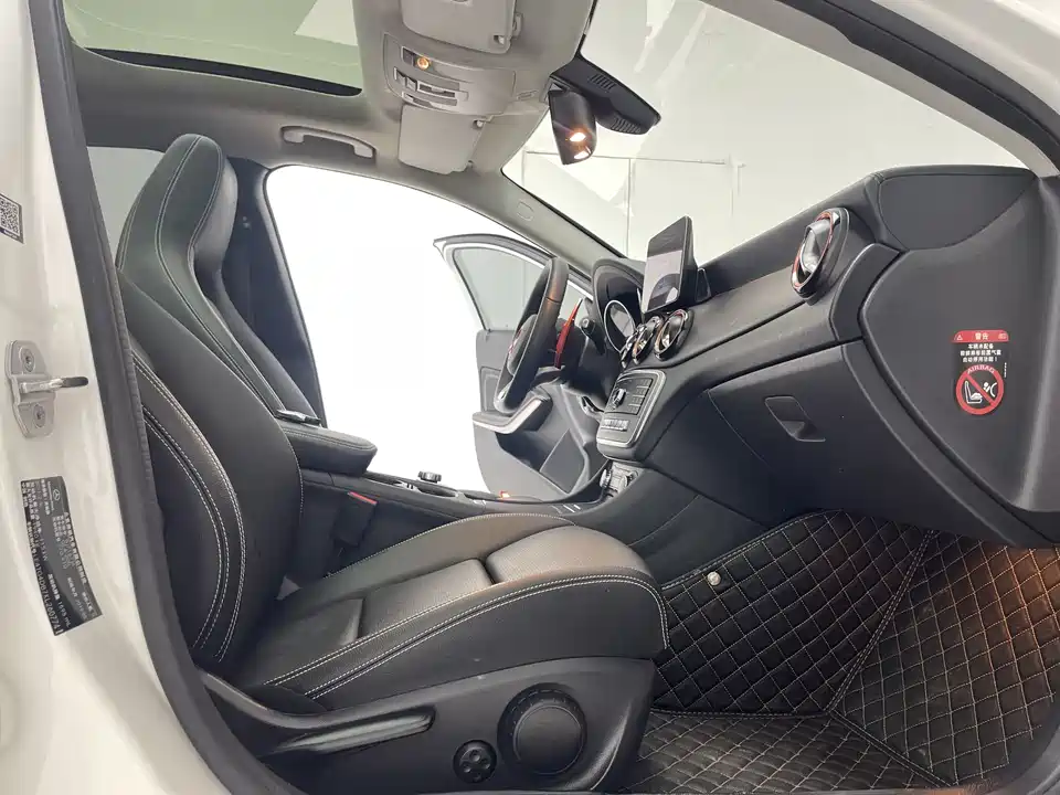 Mercedes-Benz GLA Mercedes-Benz GLA