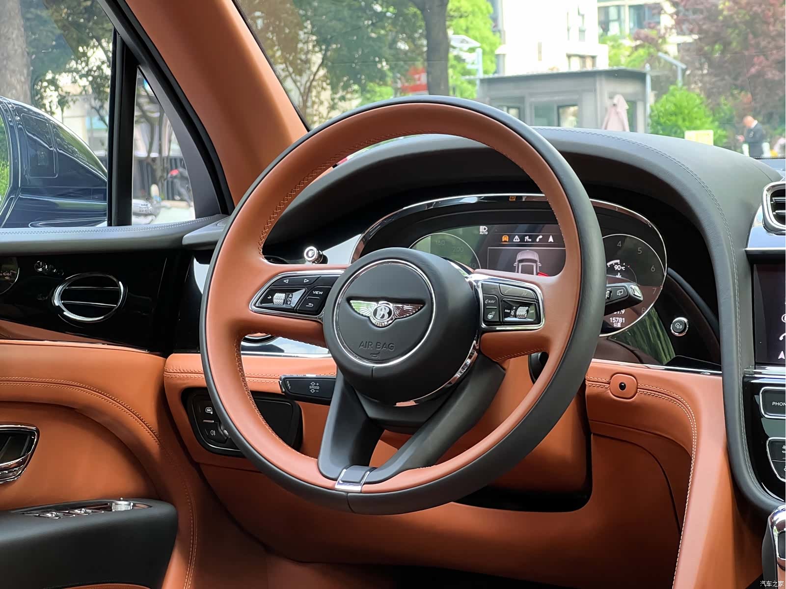 Bentley Bentayga, 2023 13