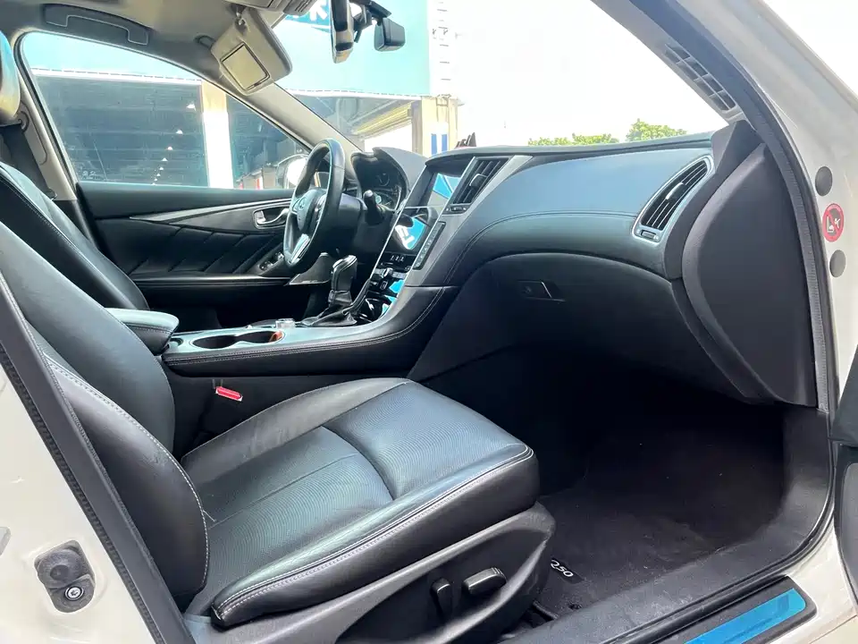 Infiniti Q50L