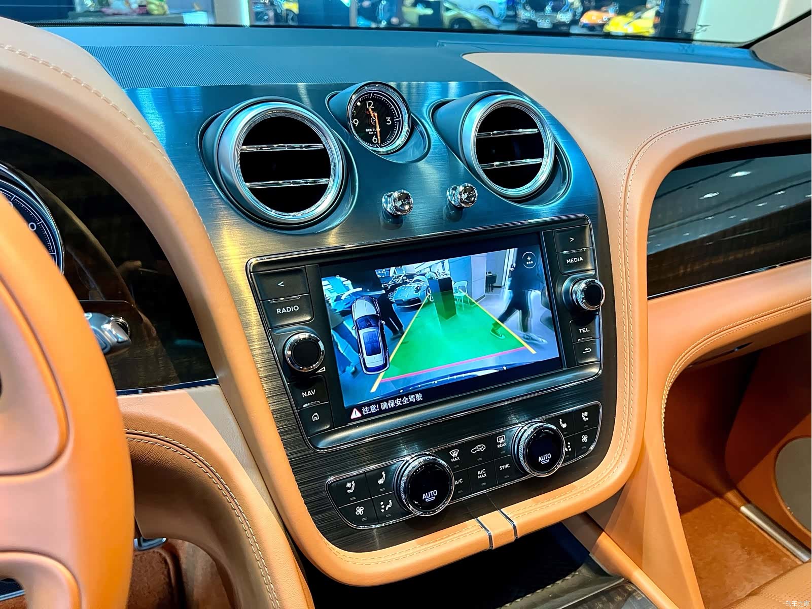 Bentley Bentayga, 2017 10
