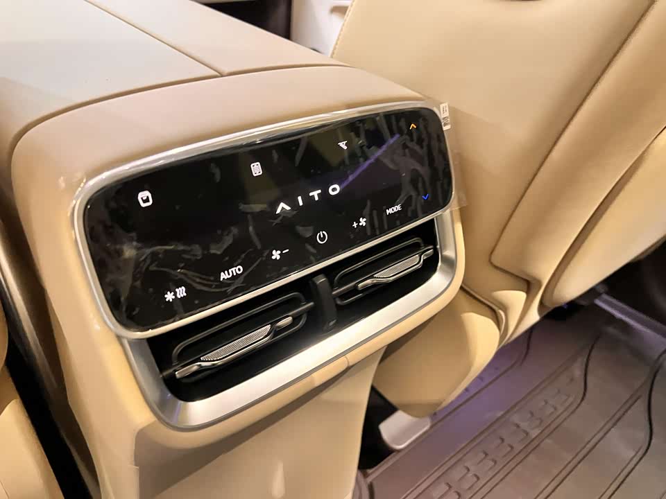 AITO Ask the world M7