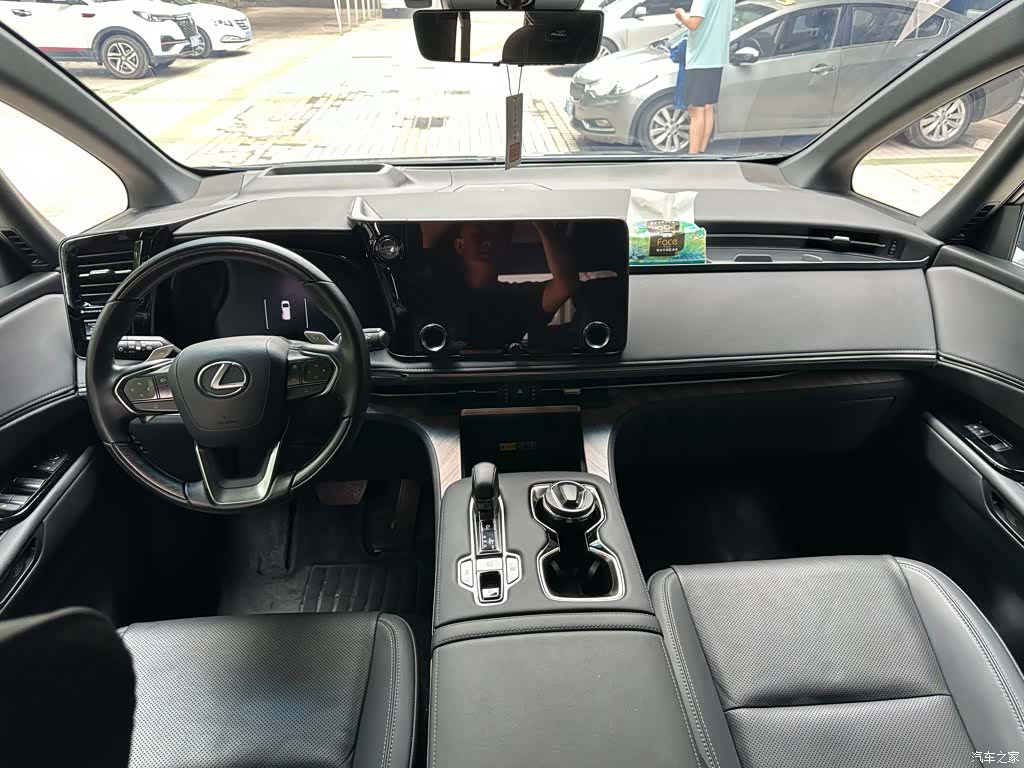 Lexus LM, 2025 8