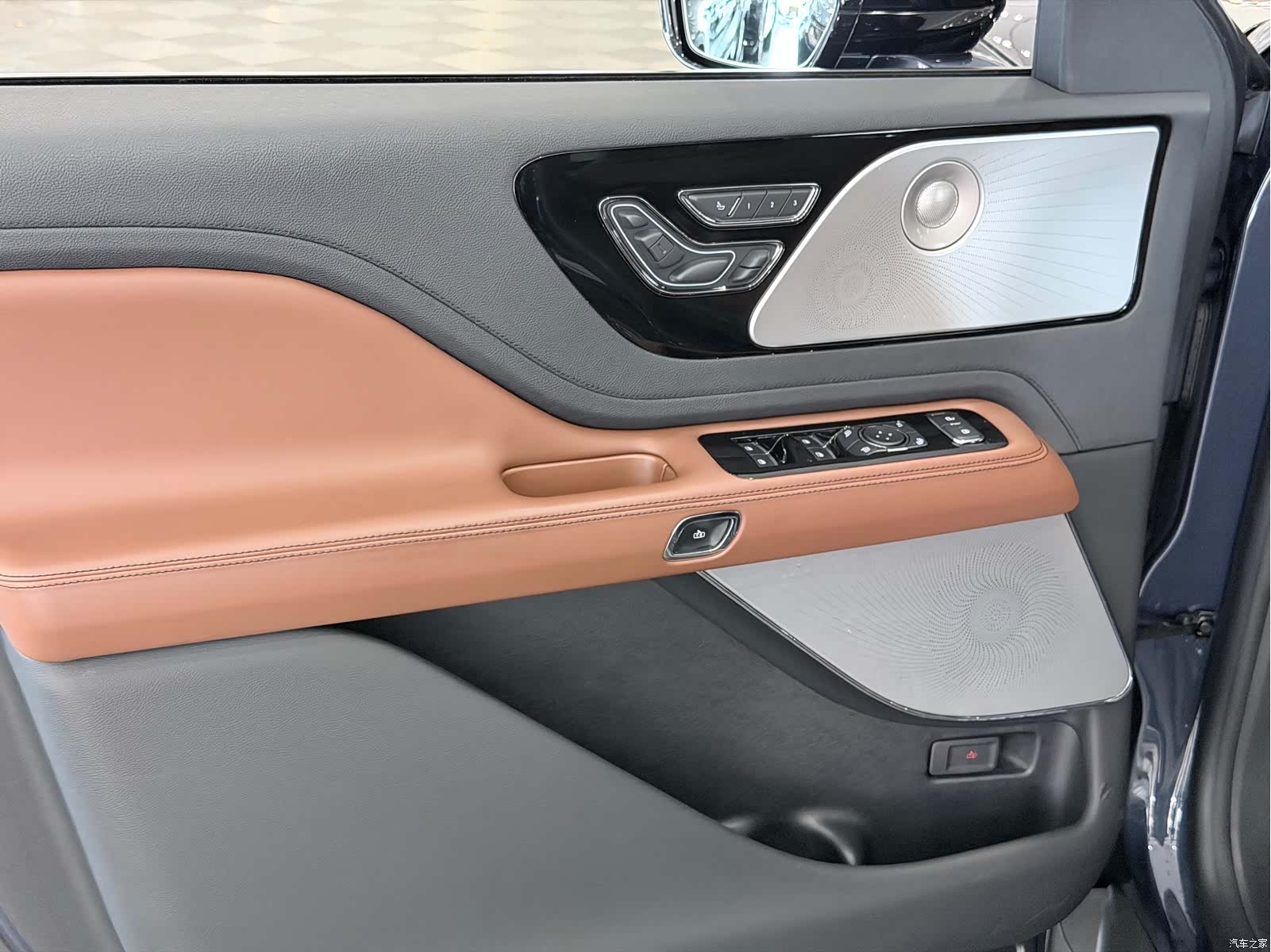 Lincoln Aviator, 2023 11