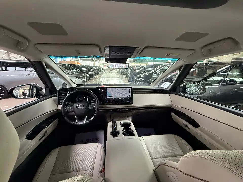 Lexus LM