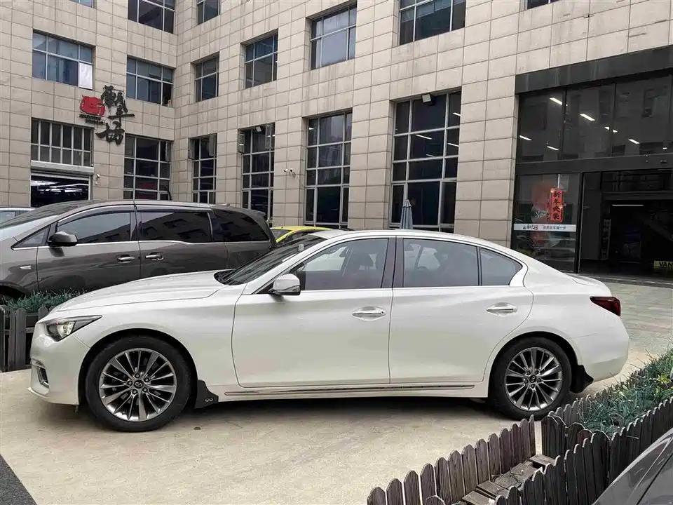 Infiniti Q50L