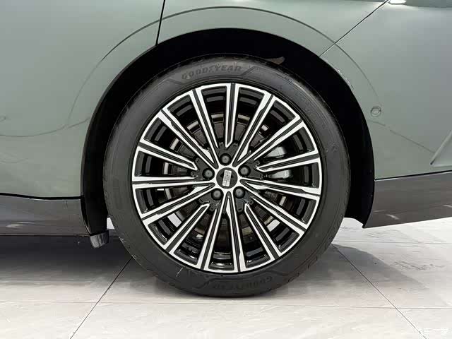 Geely 8, 2025 3