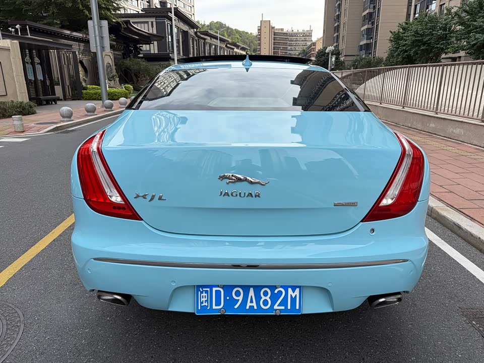 Jaguar XJ