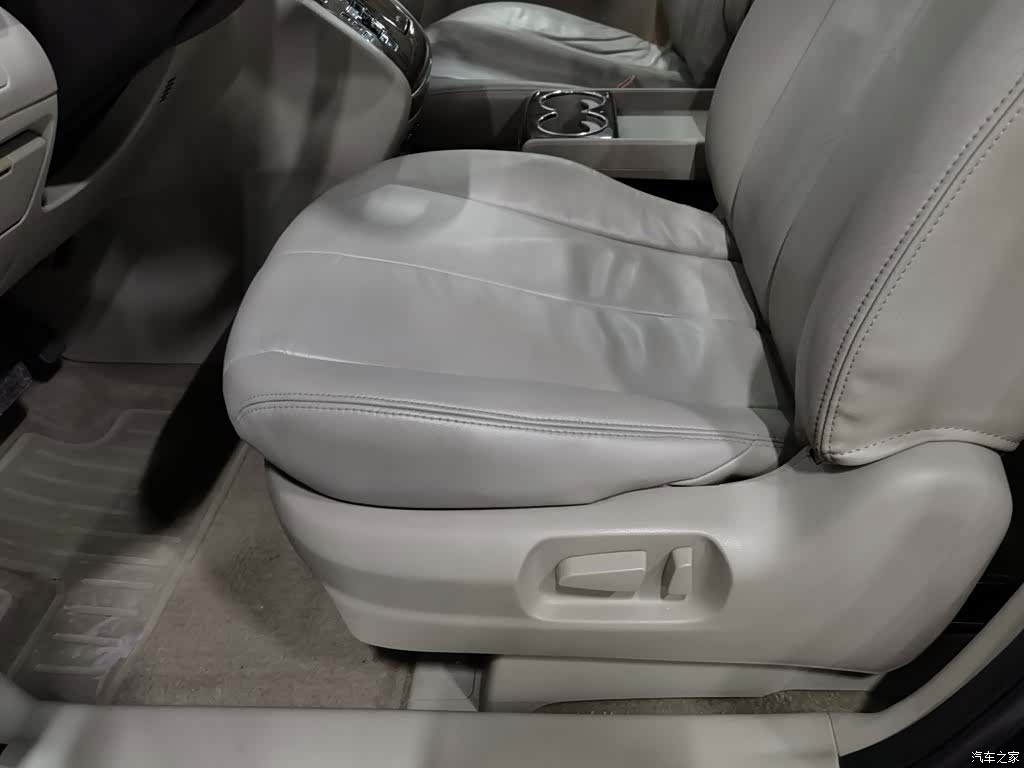 Mazda 8, 2013 20