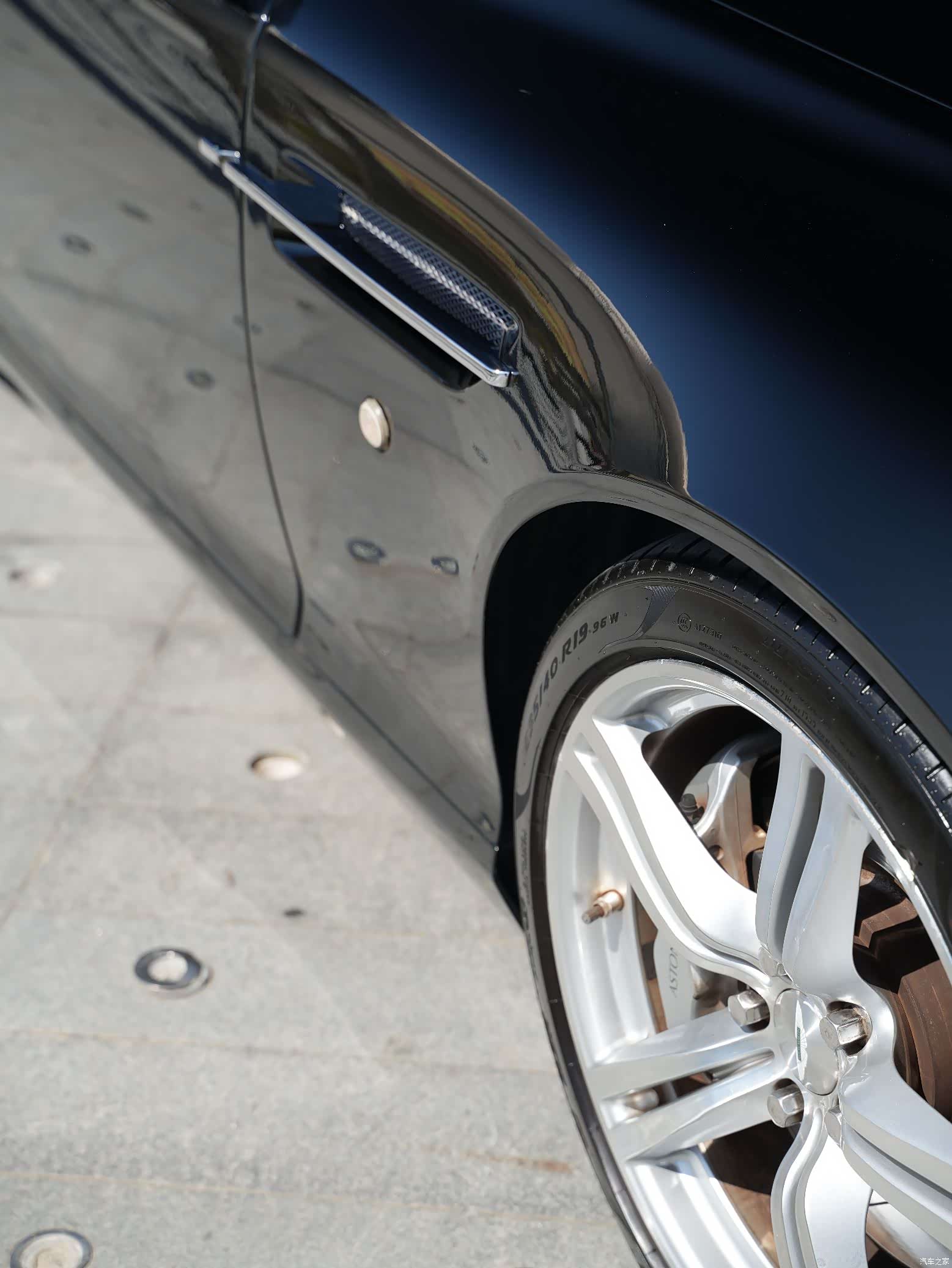 Aston Martin DB9, 2009 7
