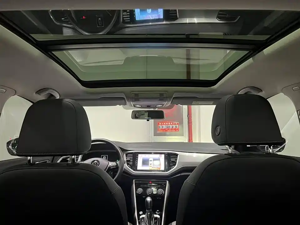 Volkswagen T-ROC exploring Songs