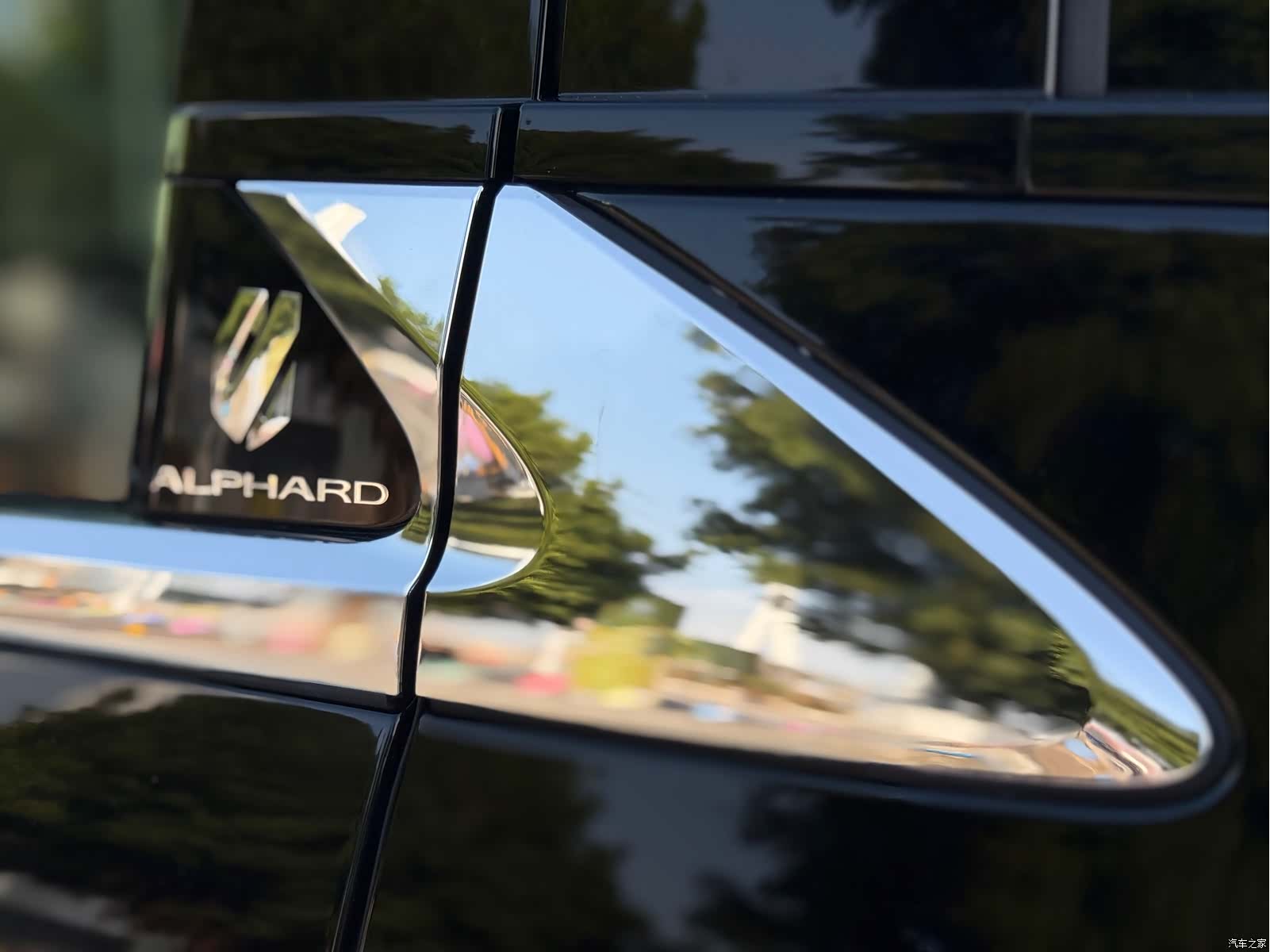 Toyota Alphard, 2025 18