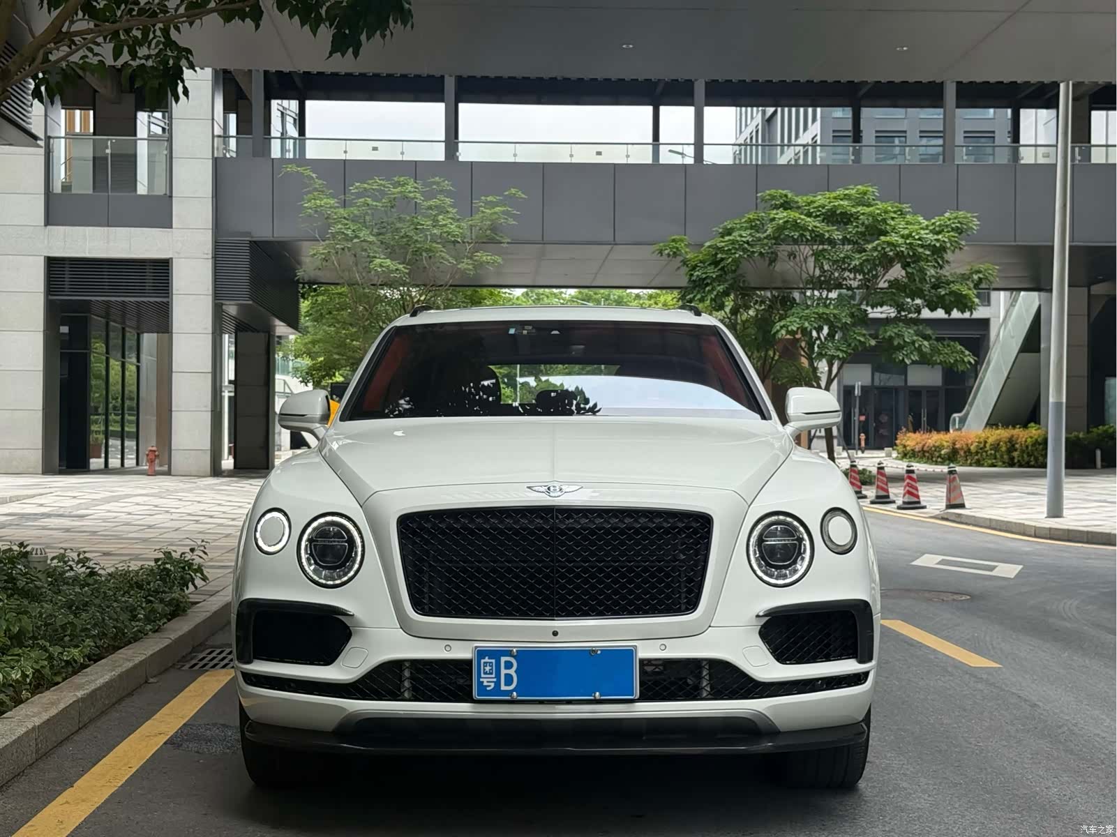 Bentley Bentayga, 2016 2
