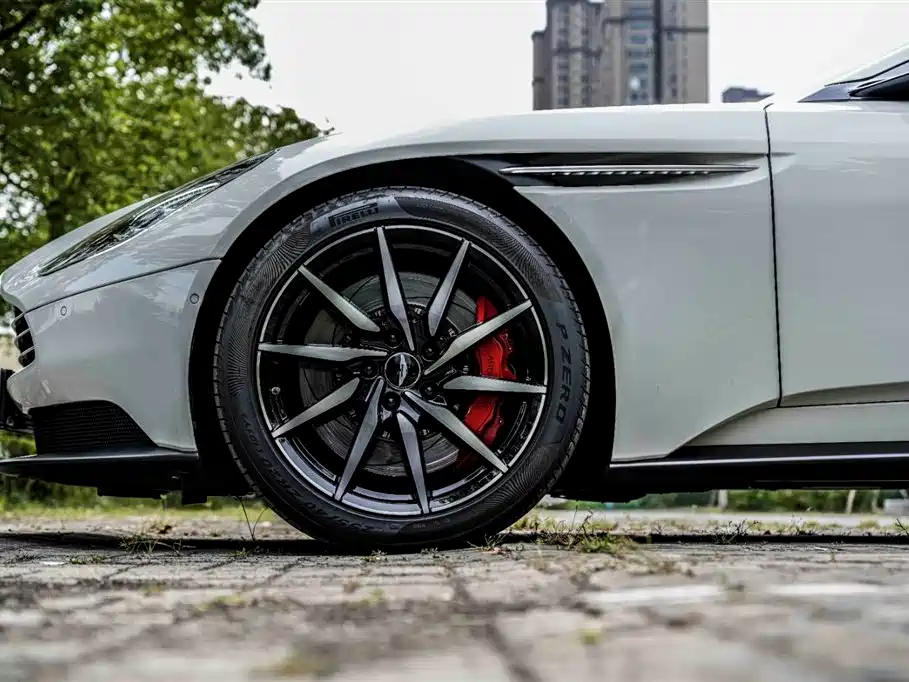 Aston Martin DB11