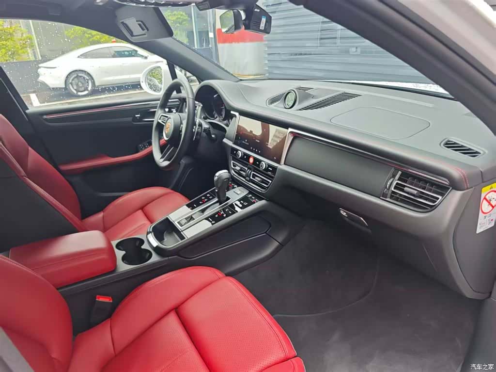 Porsche Macan, 2025 10