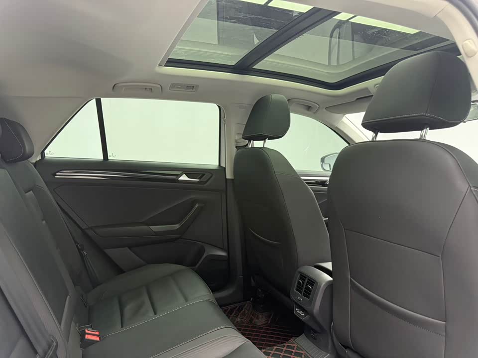 Volkswagen T-ROC exploring Songs