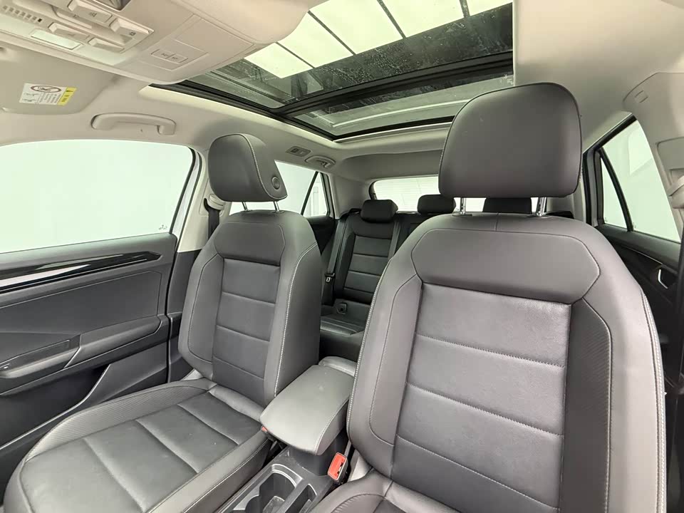 Volkswagen T-ROC exploring Songs